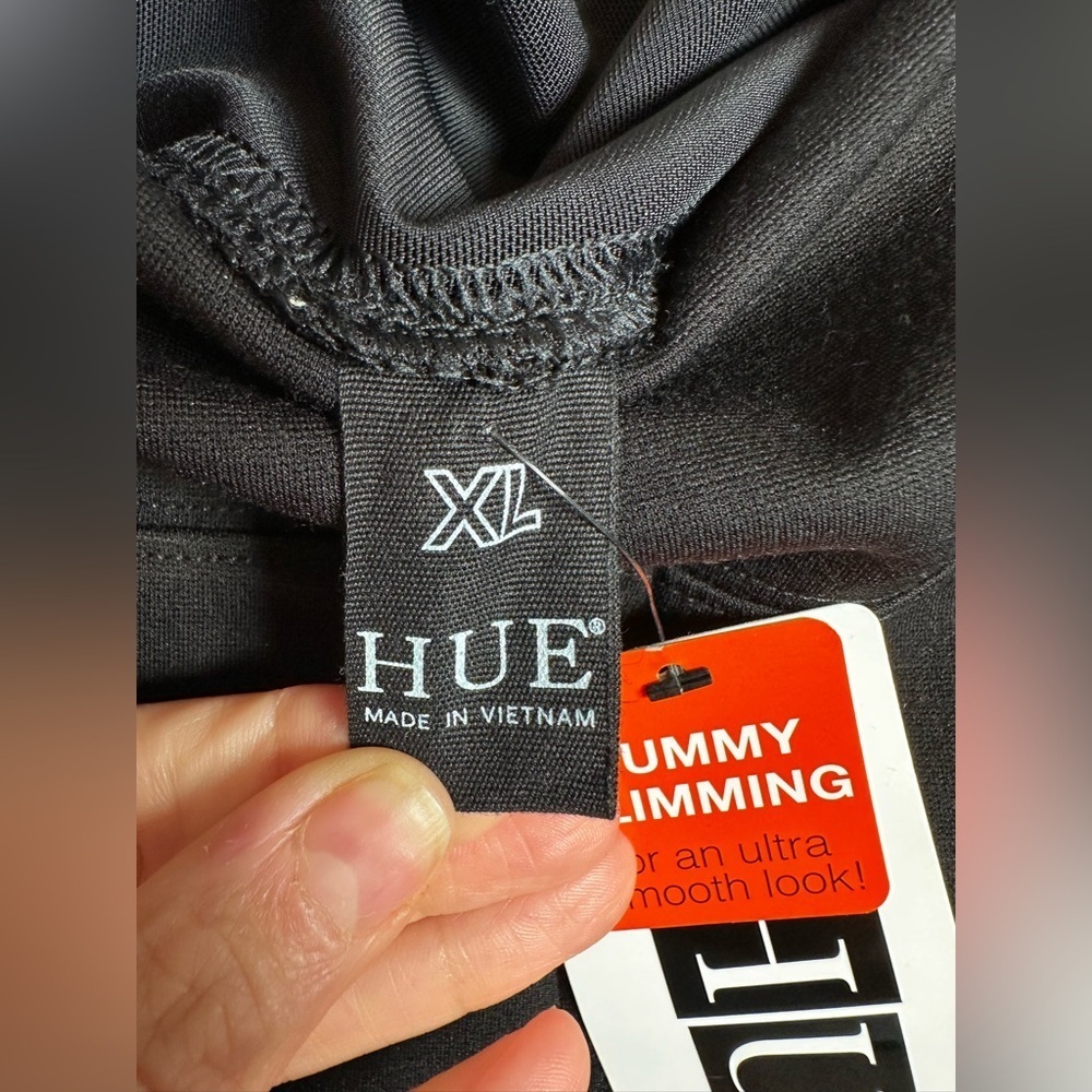 HUE Classic Black Leggings - Picture 4 of 5